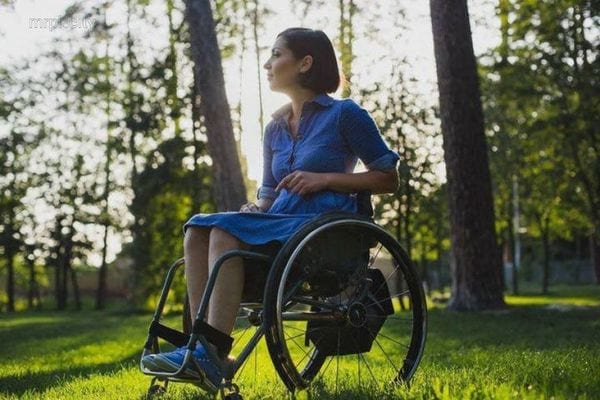 Девушка в инвалидной коляске