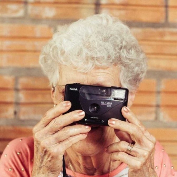 Пенсионерка с фотоаппаратом