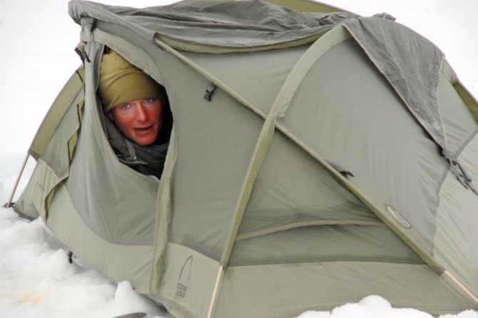 Военнослужащий в палатке