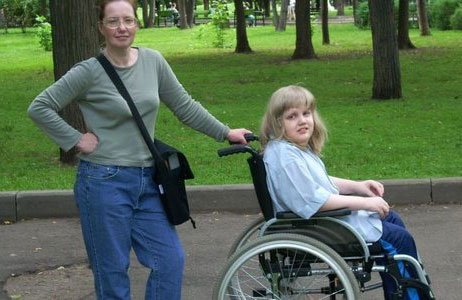 Женщина с ребенком-инвалидом